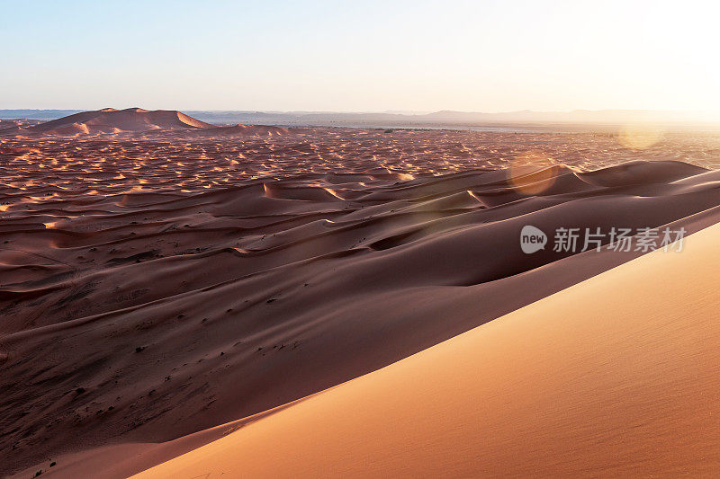 日落Erg Chebbi沙丘，摩洛哥，北非